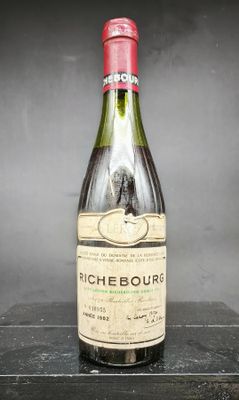 des bouteilles de vin sont posées sur une table noire