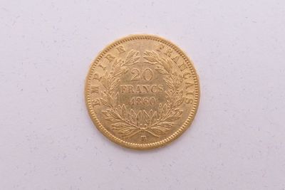 gros plan d'une pièce d'or sur une surface blanche