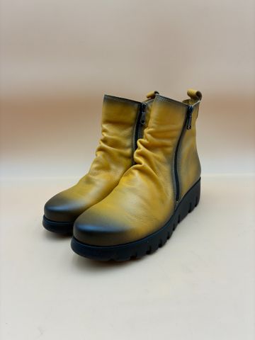 Paula URBAN – Paire de boots en cuir jaune vieilli. Taille : 40. 