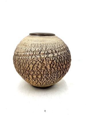 un vase posé sur une surface blanche