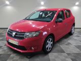 la voiture rouge est garée dans le garage sur le sol en damier