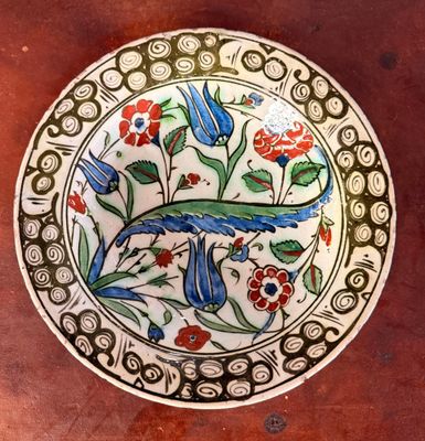 une assiette décorative ornée d'un oiseau, posée sur une table