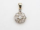 un pendentif en or blanc serti d'un diamant rond taille brillant