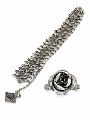 un gros plan d'un bracelet en argent orné d'une rose