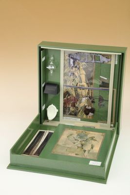 une boîte verte sur laquelle figure l'image d'une femme