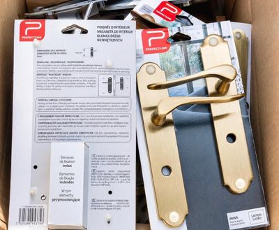 une boîte en carton contenant un certain nombre d'objets