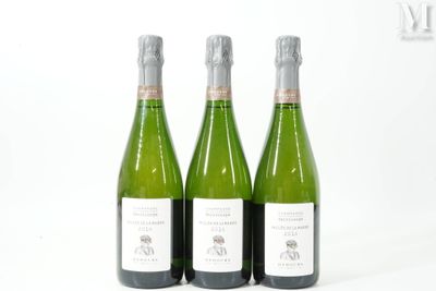 trois bouteilles de vin posées les unes à côté des autres sur une surface blanche