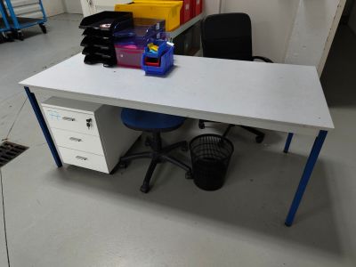 10 tables-bureau, petite étagère métallique, meuble bas sur …