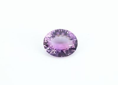 un gros plan d'un saphir violet posé sur une surface blanche