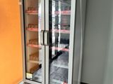 une glacière à Coca-Cola posée dans un coin d'une pièce