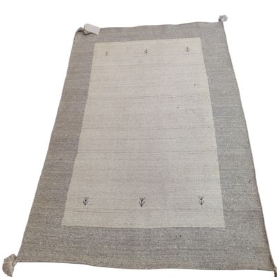 Tapis mécanique sur fond gris. (178 x 118 cm).