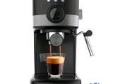 gros plan d'une cafetière avec une tasse de café