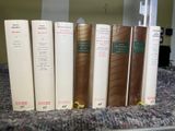 plusieurs livres sont alignés sur une table
