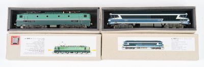 deux boîtes de petits trains posées sur une surface blanche