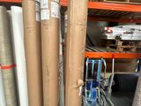 Plusieurs rouleaux de papier sont empilés les uns sur les autres dans un entrepôt