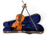 un violon et un étui à violon sur fond blanc