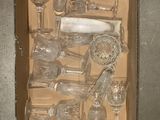 une boîte contenant tout un tas d'objets en verre