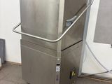 a machine that is sitting on the floor in a room