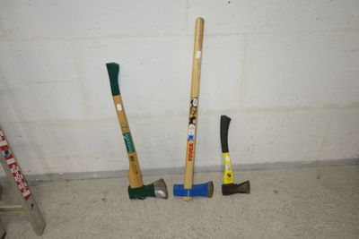 a lot of tools that are sitting next to each other