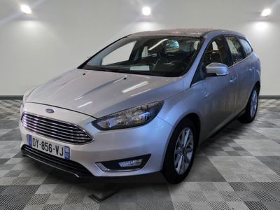 la voiture argentée est garée sur un sol en damier dans le garage