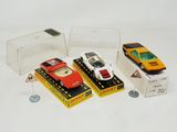 trois petites voitures exposées dans une vitrine