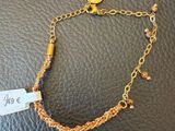 un bracelet en chaîne en or avec une étiquette