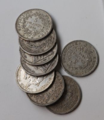 une pile de pièces posées les unes à côté des autres sur une table