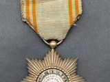 une vieille médaille ornée d'une étoile, posée sur une table