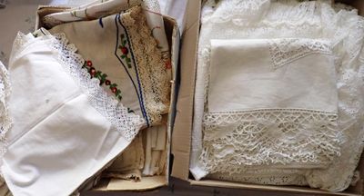 une boîte remplie de mouchoirs blancs posée sur une table