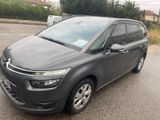 La Citroën grise est garée sur le parking.