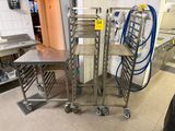 un chariot en métal posé au milieu d'une cuisine