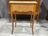 une petite table en bois avec un plateau en marbre