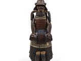 une image représentant une statue de samouraï portant un casque et un sabre