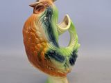 un petit vase orné d'un coq