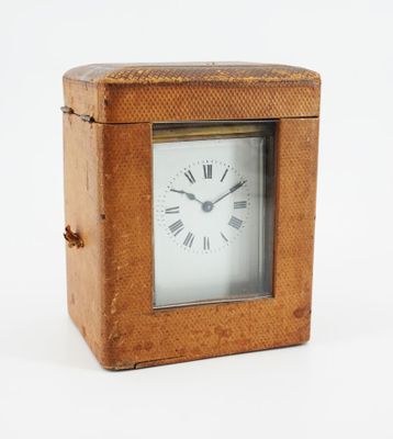 une petite horloge en bois avec des chiffres romains