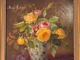 un tableau représentant des roses jaunes dans un vase posé sur une table