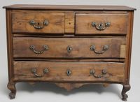 Commode en noyer de forme légèrement mouvementée