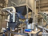 l'image d'une machine située à l'intérieur d'un bâtiment