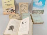 plusieurs livres sont empilés sur une table