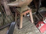un chat assis sur un tabouret dans une pièce