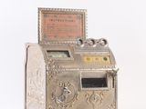 un vieux distributeur de pièces en argent avec une pancarte sur le devant