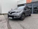 une voiture grise garée devant un bâtiment