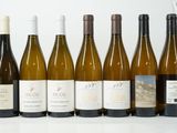 plusieurs bouteilles de vin sont alignées sur une table