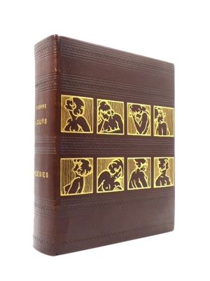 un vieux livre orné d'un motif doré sur la couverture