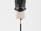 un gilet en cuir noir posé sur un mannequin, sur fond blanc