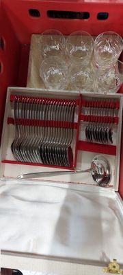 une boîte rouge contenant un ensemble d'assiettes et de couverts