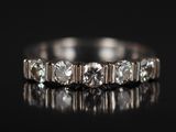 gros plan d'une bague en diamant sur une surface noire