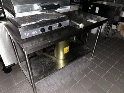 une photo d'une cuisine professionnelle équipée d'une cuisinière