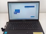 un ordinateur portable posé sur une table avec un clavier
