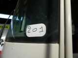un bus blanc avec un numéro sur le côté